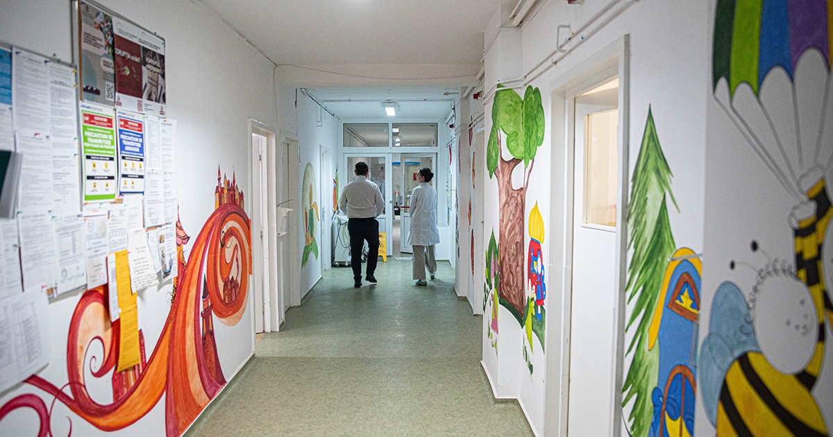 Mesefigurák kelnek életre a fehér falakon